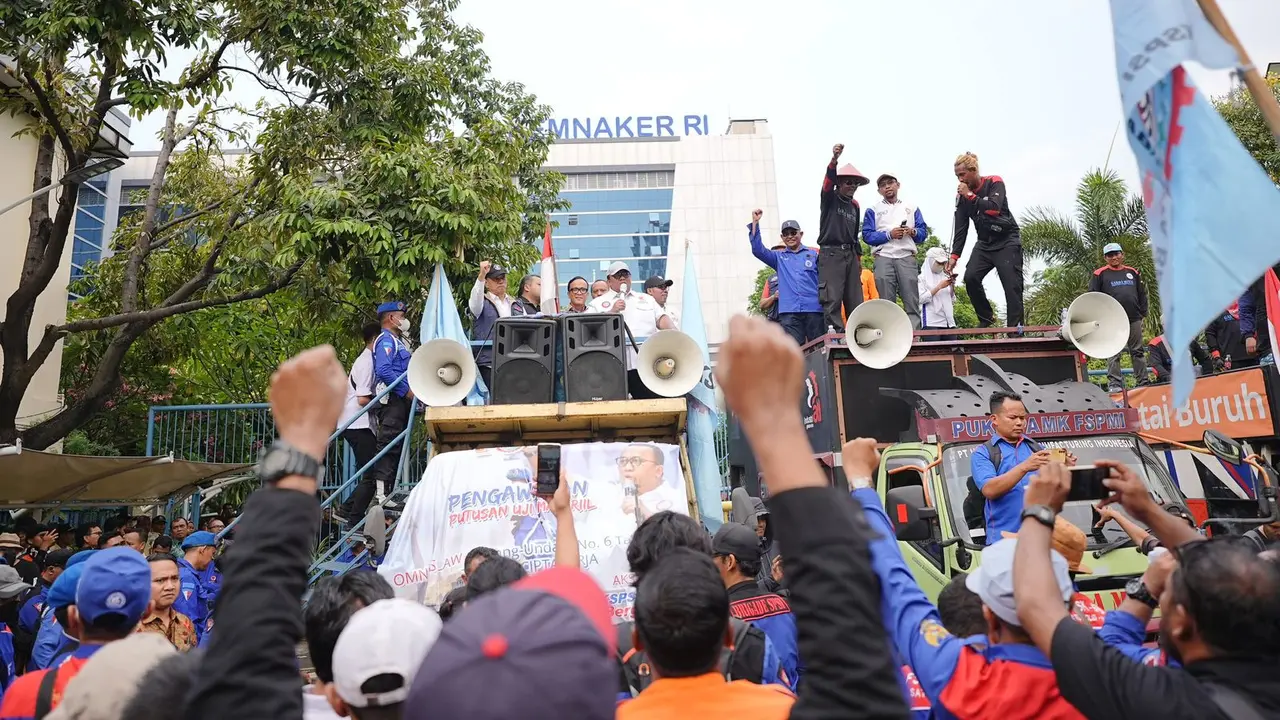 buruh-mobilisasi-massa-di-kantor-kemnaker-tuntut-pemerintah-mengikuti-putusan-mk